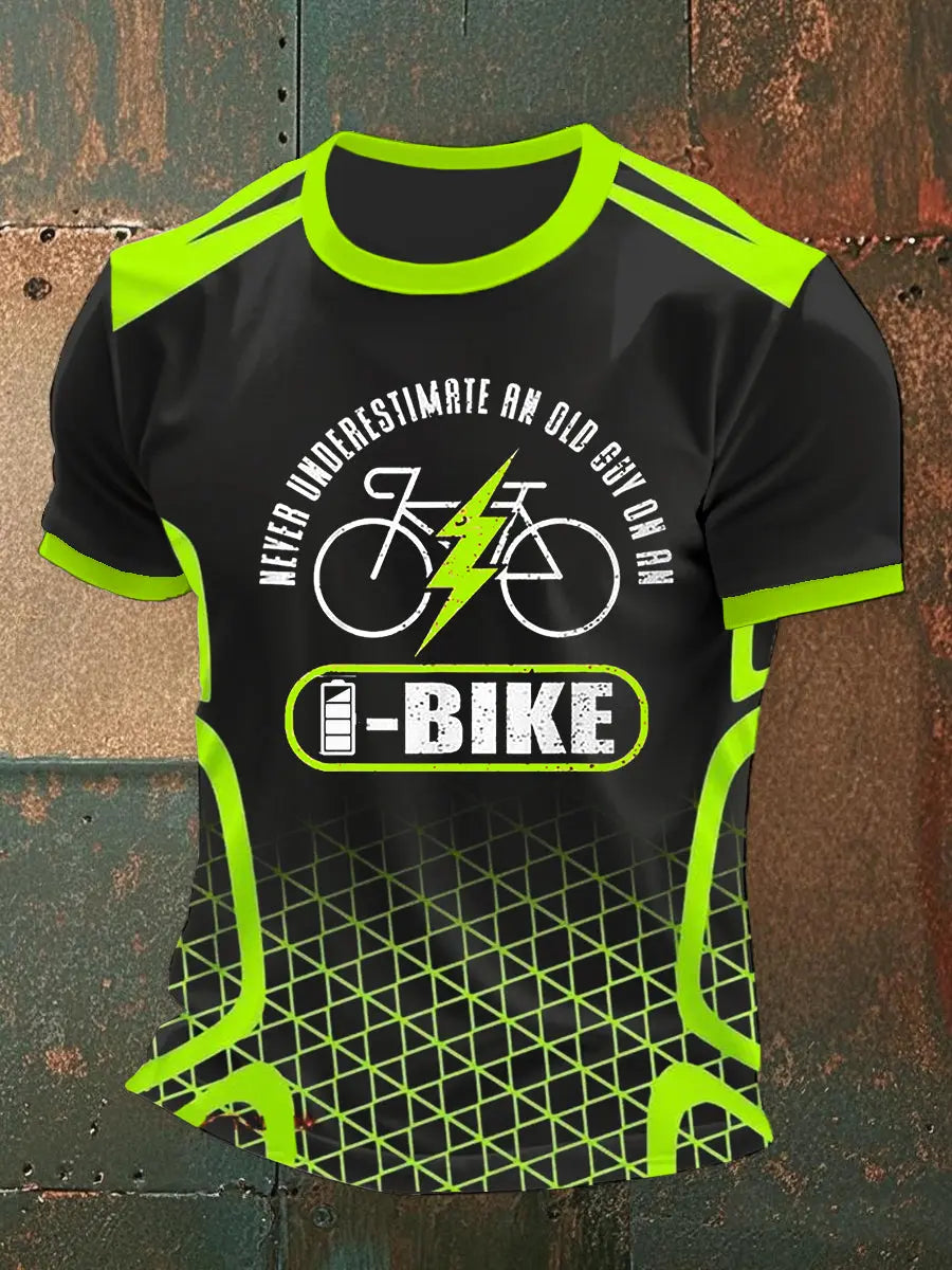 Männer unterschätzen nie einen alten Kerl auf einem E-Bike T-Shirt mit kurzen Ärmeln